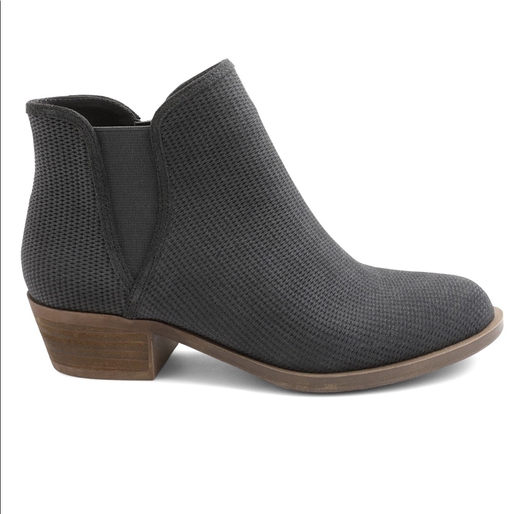 NEW KENSIE GERONA SUEDE BOOTIES women’s size 10. Dark Gray low heel boots.